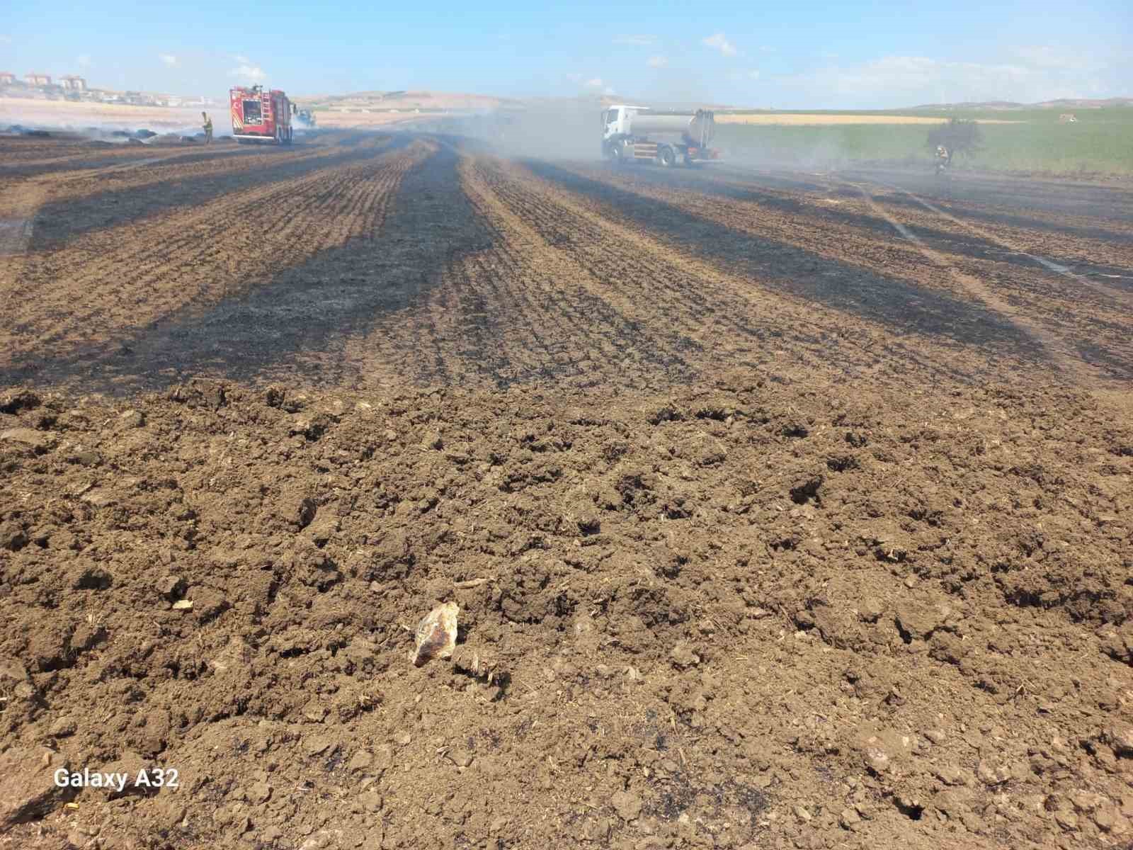Balıkesir’in Bandırma ilçesine bağlı Kayacık Mahallesi kırsalında çıkan anız ve