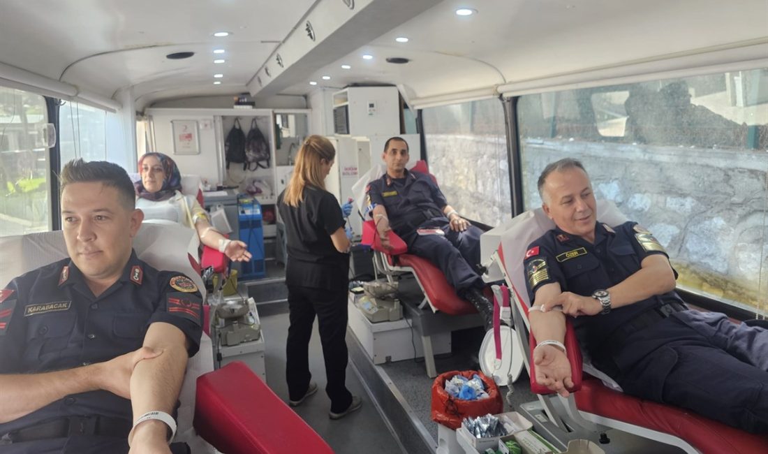 Balıkesir İl Jandarma Komutanlığı personeli, kan bağışı kampanyasına destek vererek