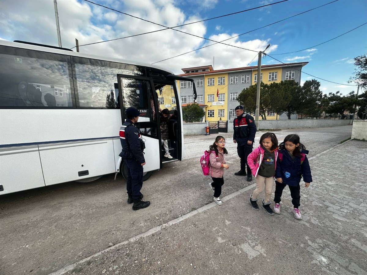 Balıkesir İl Jandarma Komutanlığı, çocuk ve gençlerin güvenliğini sağlamak amacıyla