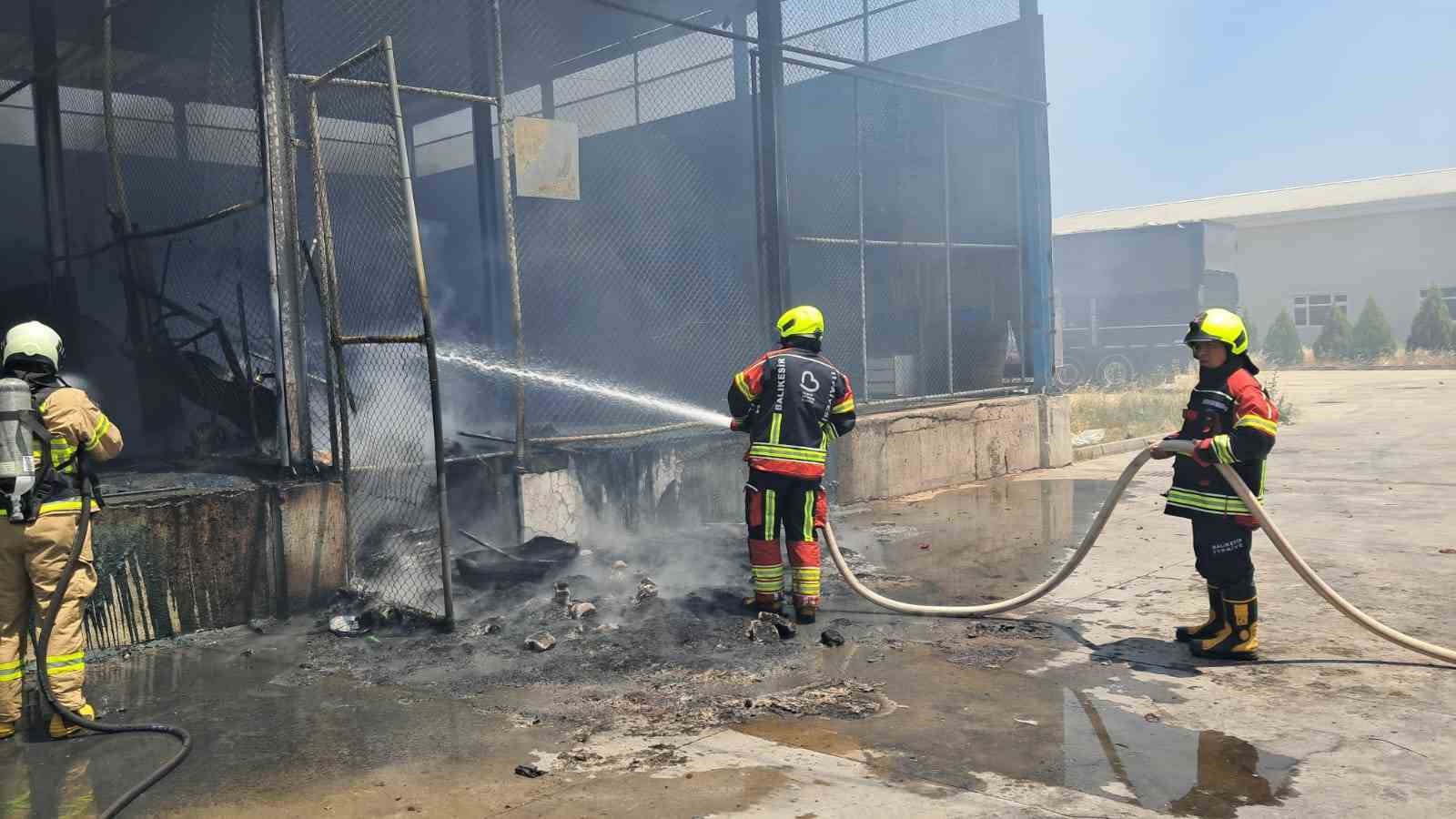 Balıkesir’in Altıeylül ilçesinde bulunan toptancı halinde çıkan yangın itfaiye ekiplerinin