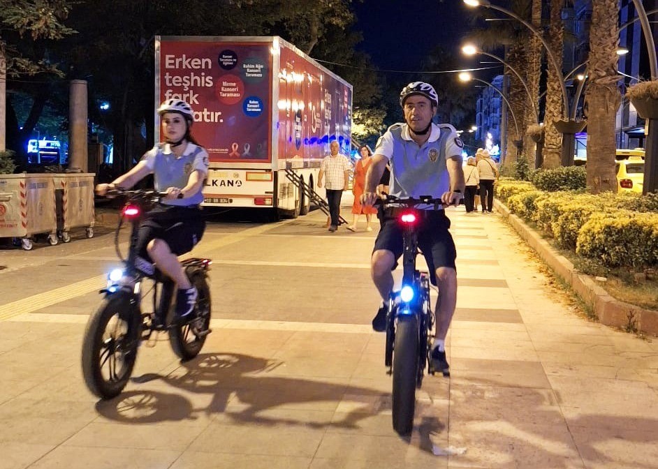 Balıkesir’in Erdek ilçesinde yaz sezonunun başlamasıyla birlikte, vatandaşların sahil ve