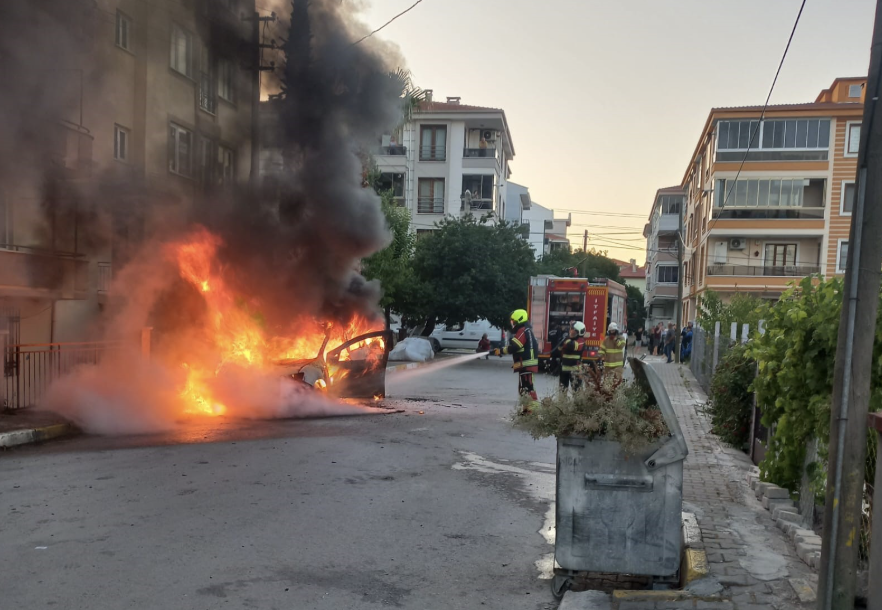 Balıkesir Altıeylül ilçesinde seyir halindeki otomobil aniden yanmaya başladı. İtfaiye