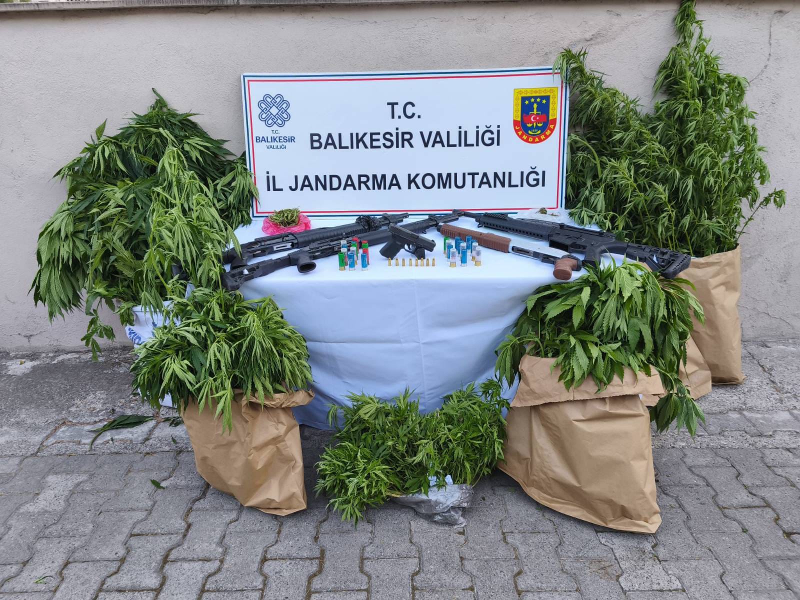 Balıkesir’de 7 ilçede düzenlenen eş zamanlı operasyonlarda uyuşturucu, kaçak ürün