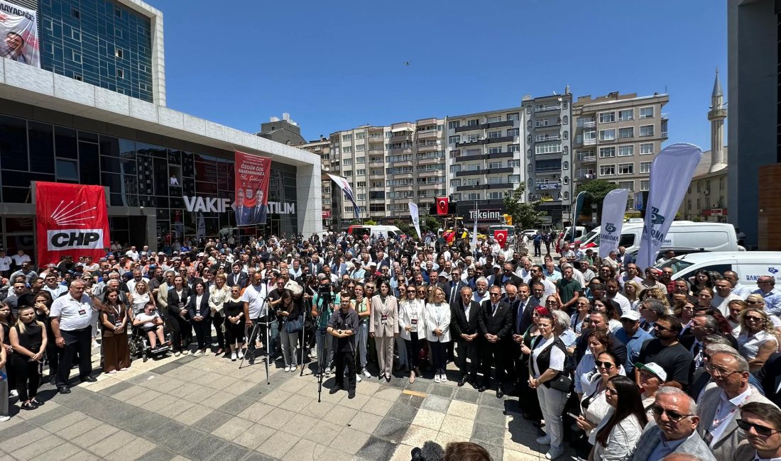 BANDIRMA BELEDİYESİ ARAÇ FİLOSUNU GÜÇLENDİRDİ – 8 YENİ HİZMET ARACI TÖRENLE TANITILDI Bandırma Belediyesi, kent genelinde daha hızlı, etkin ve nitelikli hizmet