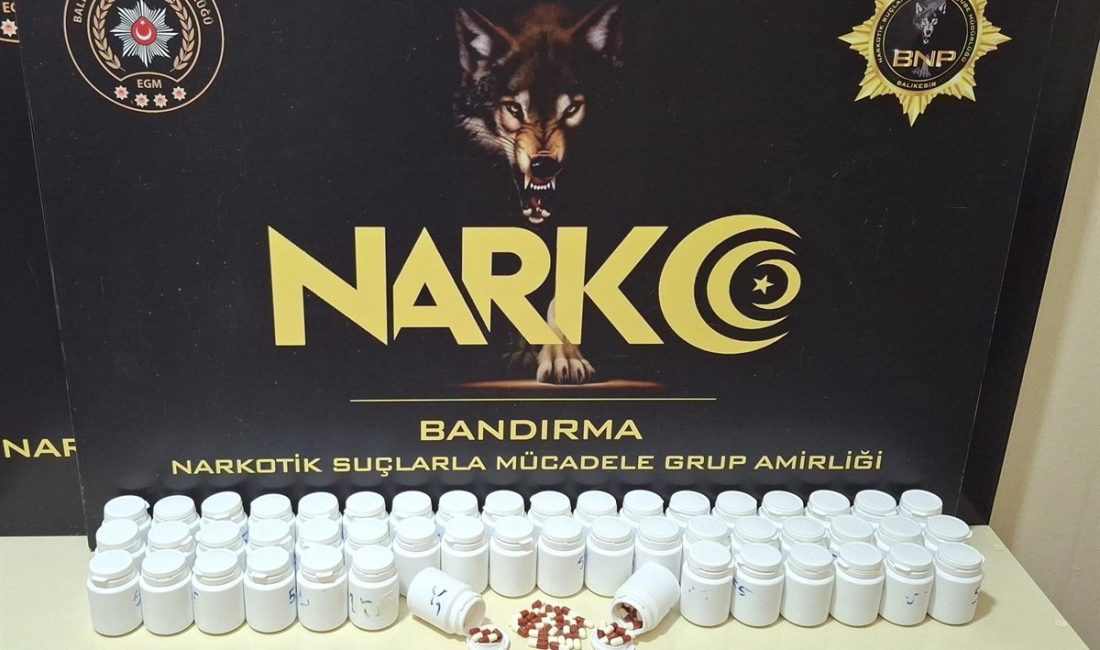 Balıkesir’de Uyuşturucu Operasyonu: 2710 Sentetik Ecza Ele Geçirildi Balıkesir’in Bandırma ilçesinde polis ekiplerince düzenlenen operasyonda, 2 bin 710