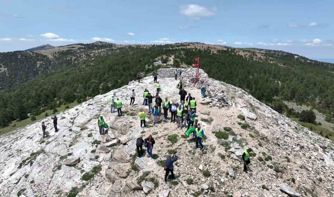 Kazdağları zirvesinde çevre temizliği Balıkesir’in Edremit ilçesinde, Kazdağları’nın zirvesi olan bin 774 rakımlı Sarıkız