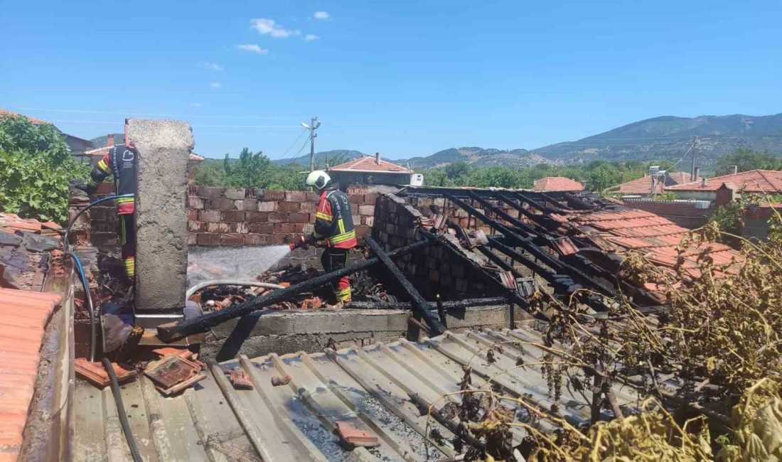 Balıkesir’in Burhaniye ilçesinde bir odunlukta çıkan yangın, bitişikteki evin çatısına