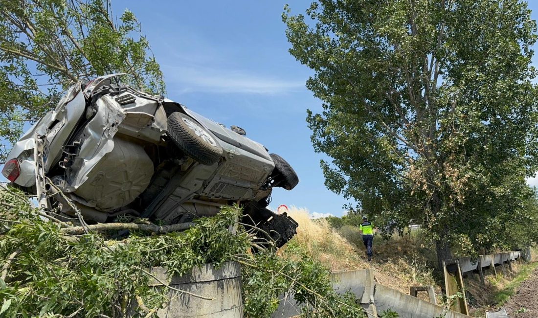 Balıkesir’de Takla Atan Otomobil Kanala Uçtu: 1 Yaralı Balıkesir’in Gönen ilçesinde, sürücüsünün direksiyon hakimiyetini kaybettiği otomobil takla atarak