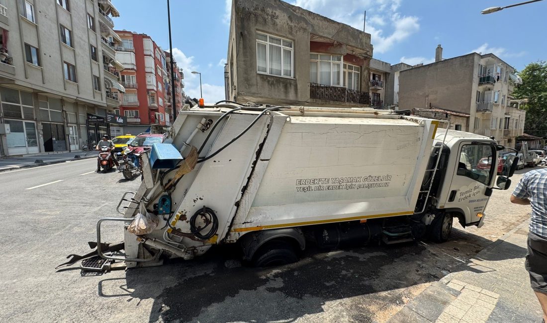 Erdek’te yeni yapılan yol çöktü Balıkesir’in Erdek ilçesinde kısa süre önce alt yapı çalışmaları tamamlanarak