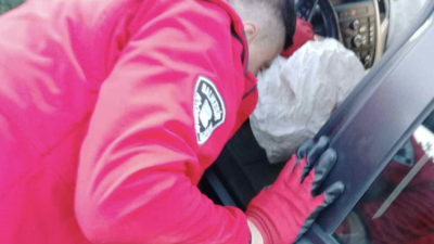 Balıkesir’in Balya ilçesinde virajı alamayan otomobil şarampole uçtu. Otomobil sürücü