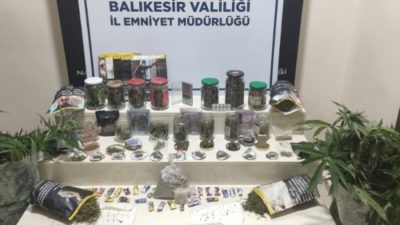 Balıkesir’in Bandırma ilçesinde polis ekiplerince düzenlenen uyuşturucu operasyonunda, yüklü miktarda
