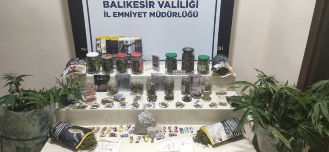 Balıkesir’in Bandırma ilçesinde polis ekiplerince düzenlenen uyuşturucu operasyonunda, yüklü miktarda