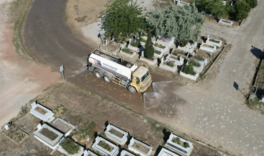 Kurban Bayramı öncesinde Bandırma Belediyesi tarafından ilçedeki mezarlıklarda temizlik ve