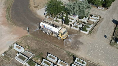 Kurban Bayramı öncesinde Bandırma Belediyesi tarafından ilçedeki mezarlıklarda temizlik ve