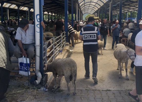 Balıkesir’in Gönen ilçesinde, İlçe Emniyet Müdürlüğü ekipleri tarafından Kurban Bayramı