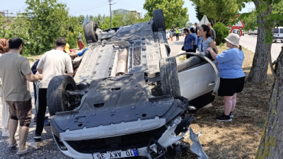 Bandırma yolu üzerinde yer alan Düzler bölgesinde, üç aracın karıştığı