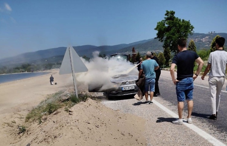 Erdek’te tatil faciası: Yabancı plakalı araç alev aldı, sürücülerin duyarlılığı olası felaketi önledi Balıkesir’in Erdek ilçesi Düzler mevkiinde, yurtdışı plakalı HU AC 68