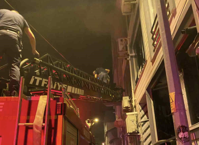 Balıkesir’in Edremit ilçesinde 3 katlı bir binanın birinci katında çıkan