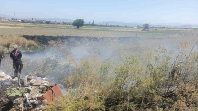 Balıkesir’in Karesi ilçesinde arazide çıkan anız yangını aşırı rüzgara karşı