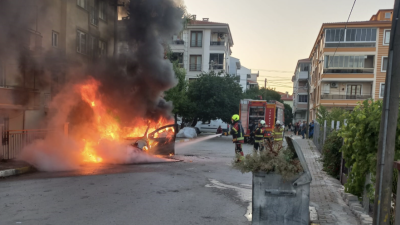 Balıkesir Altıeylül ilçesinde seyir halindeki otomobil aniden yanmaya başladı. İtfaiye