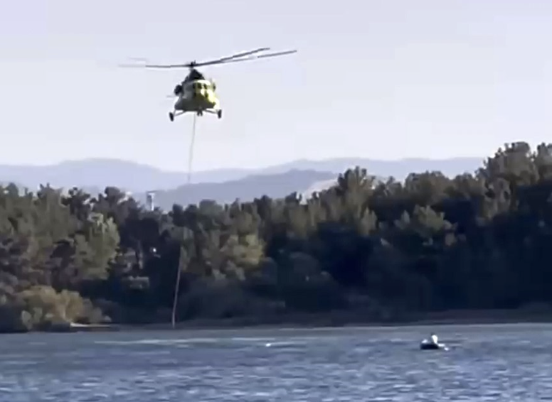 Helikopter ile kayık gölette karşılaştı Balıkesir’de artan orman yangınları, ilginç olayları da beraberinde getiriyor. İvrindi