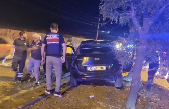 Balıkesir’in Bandırma ilçesi Akçapınar Mahallesi mevkiinde tır ile otomobilin çarpıştığı