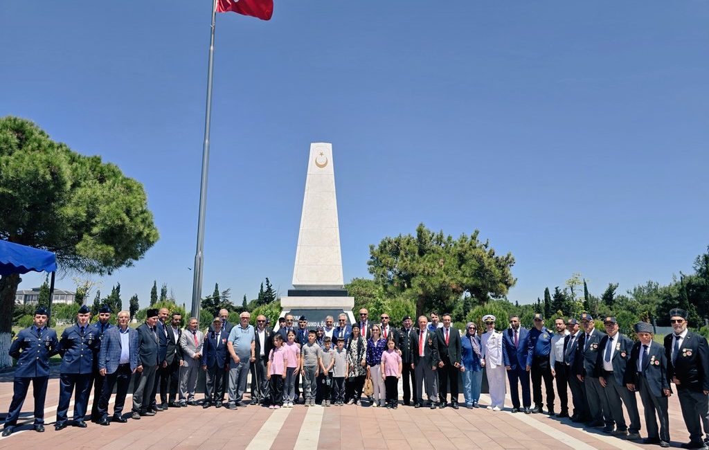 Kurban Bayramı’nın arefe gününde Bandırma Garnizon Şehitliği’nde düzenlenen programda, şehit