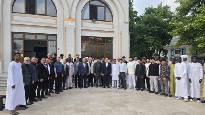 Bandırma’da Kurban Bayramı sabahı Haydarçavuş Camii’nde kılınan bayram namazının ardından,