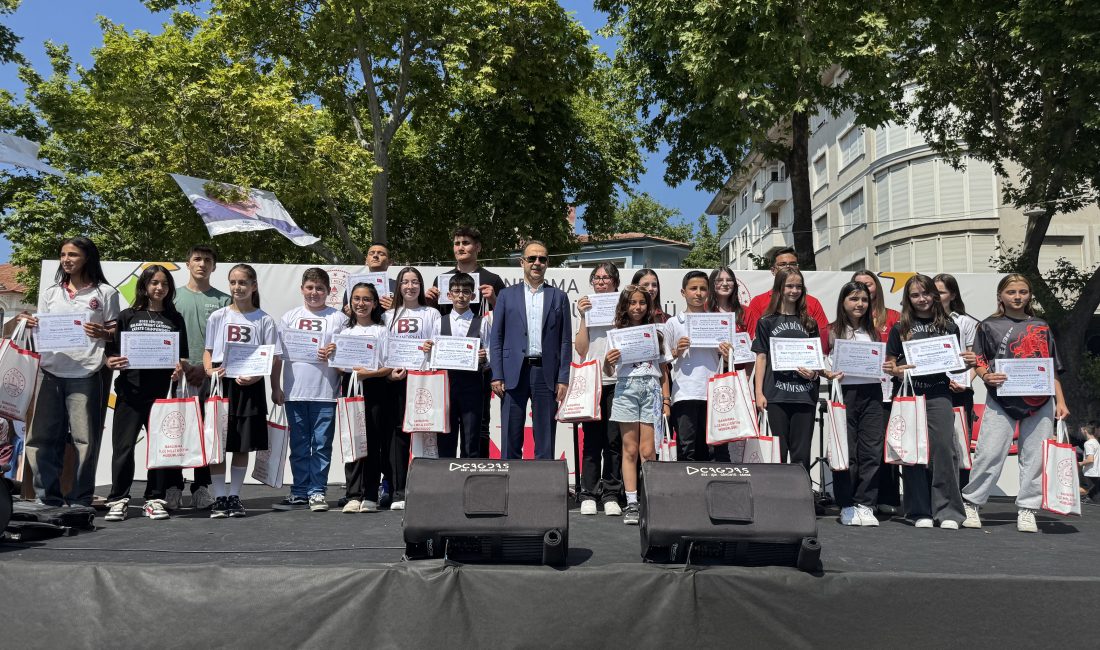 Bandırma İlçe Milli Eğitim Müdürlüğü tarafından Cumhuriyet Meydanı’nda düzenlenen Gençlik