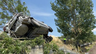 Balıkesir’in Gönen ilçesinde, sürücüsünün direksiyon hakimiyetini kaybettiği otomobil takla atarak
