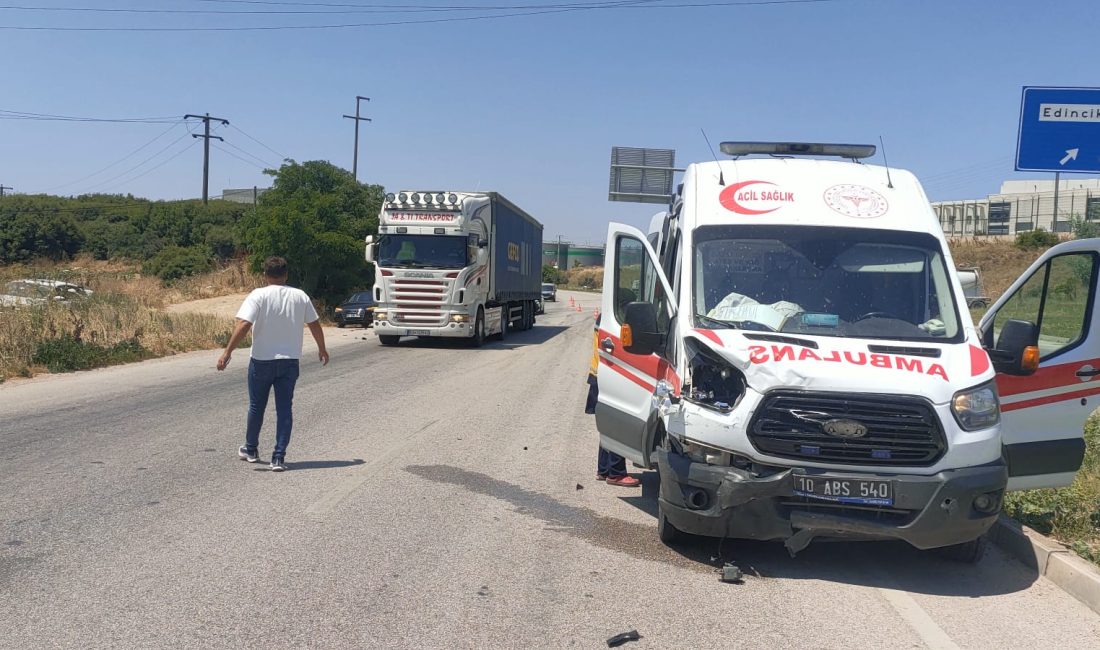 Balıkesir’in Bandırma ilçesi Edincik mevkiinde seyir halindeki ambulansın otomobile arkadan