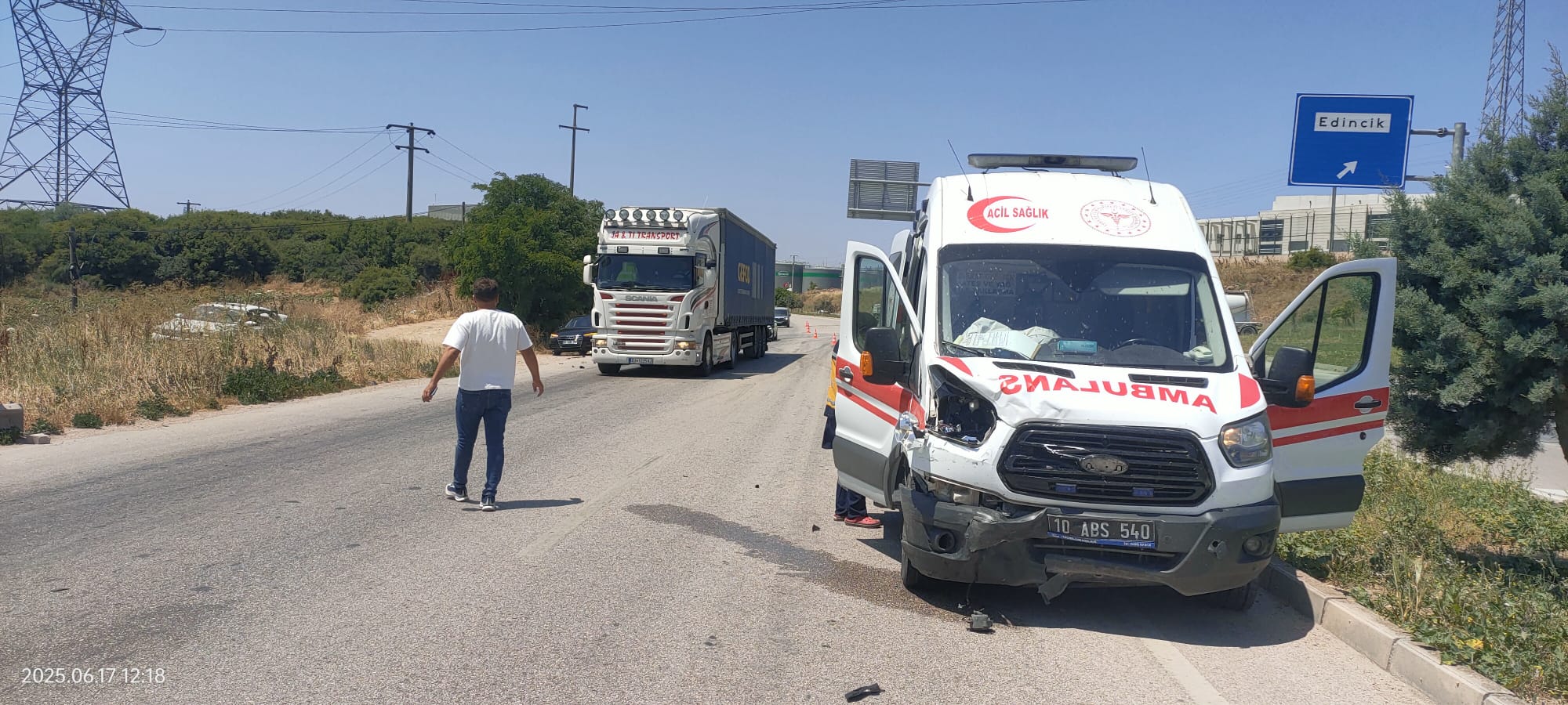 Balıkesir’in Bandırma ilçesi Edincik mevkiinde seyir halindeki ambulansın otomobile arkadan