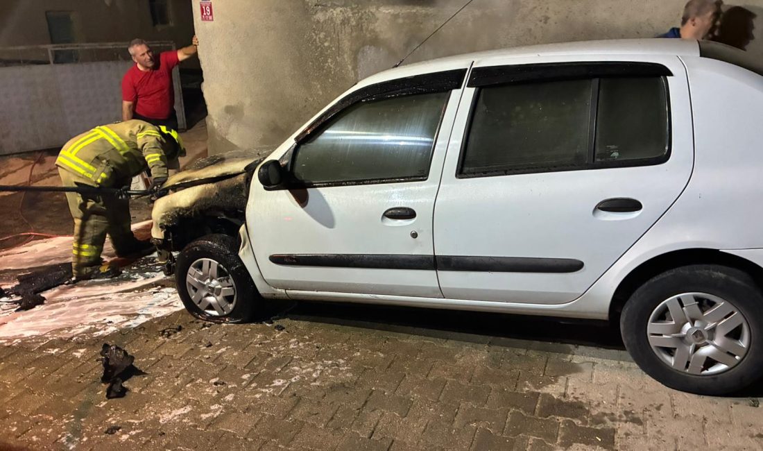 Balıkesir’in Susurluk ilçesine bağlı Kayıkçı Mahallesi’nde meydana gelen araç yangını,