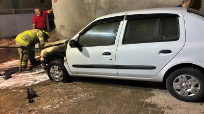 Balıkesir’in Susurluk ilçesine bağlı Kayıkçı Mahallesi’nde meydana gelen araç yangını,