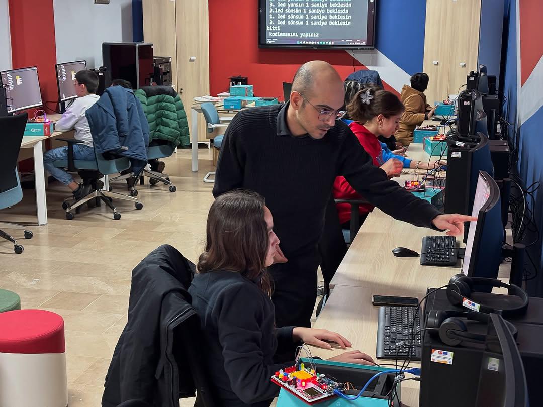 Balıkesir Büyükşehir Belediyesi’nin tamamen ücretsiz olarak sunduğu TECH10 Teknoloji Eğitim