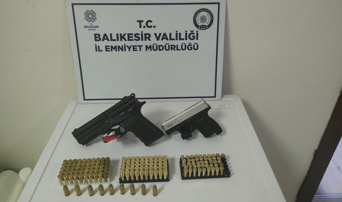 Bandırma’da ruhsatsız silah ve mühimmat ele geçirildi Bandırma İlçe Emniyet Müdürlüğü Kaçakçılık ve Organize Suçlarla Mücadele Grup
