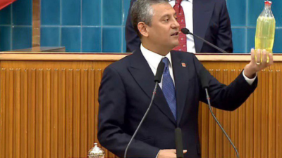 CHP Genel Başkanı Özgür Özel, partisinin grup toplantısında elinde bidon