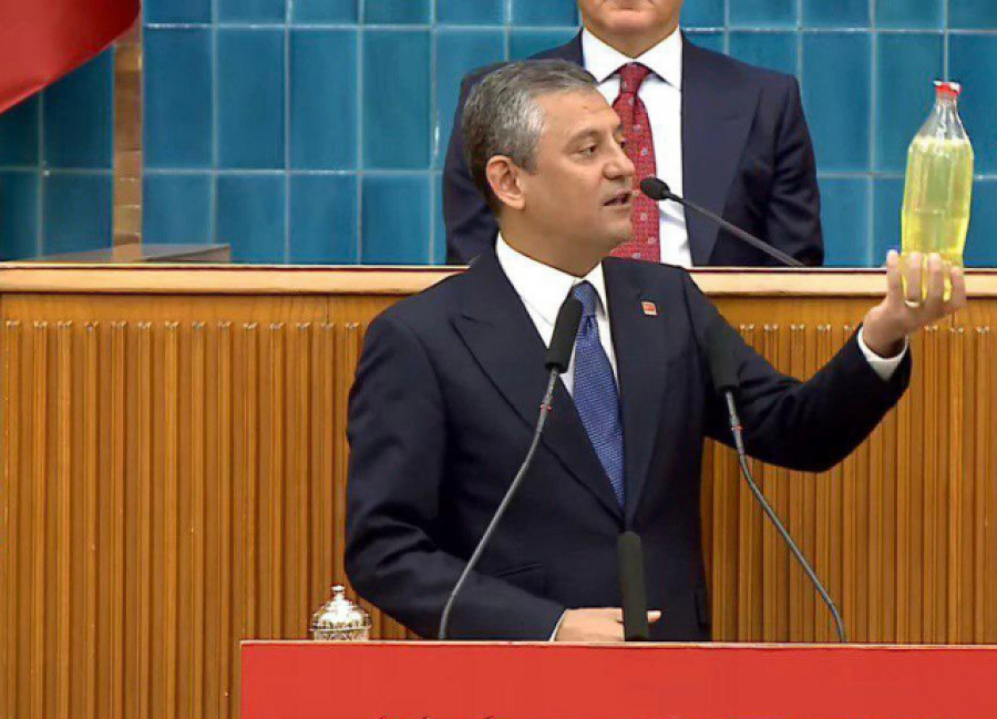 CHP Genel Başkanı Özgür Özel, partisinin grup toplantısında elinde bidon