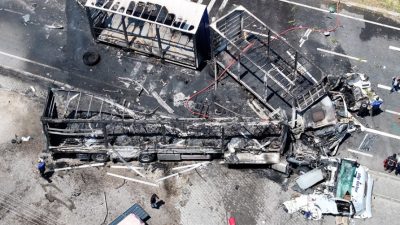 Sakarya'nın Pamukova ilçesinde üç TIR'ın karıştığı zincirleme kaza sonrası yangın