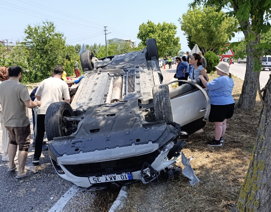 Bandırma yolu üzerinde yer alan Düzler bölgesinde, üç aracın karıştığı