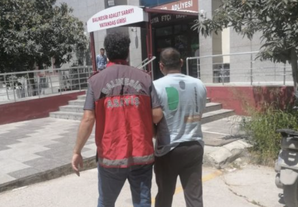 Balıkesir’de hakkında 10 yıl hapis cezası bulunan firari hükümlü yakalandı Balıkesir İl Emniyet Müdürlüğü Asayiş Şube Müdürlüğü ekipleri, aranan şahıslara