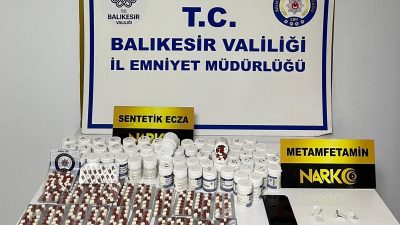 Balıkesir’in Ayvalık ilçesinde düzenlenen operasyonda, binlerce sentetik ecza hap ve