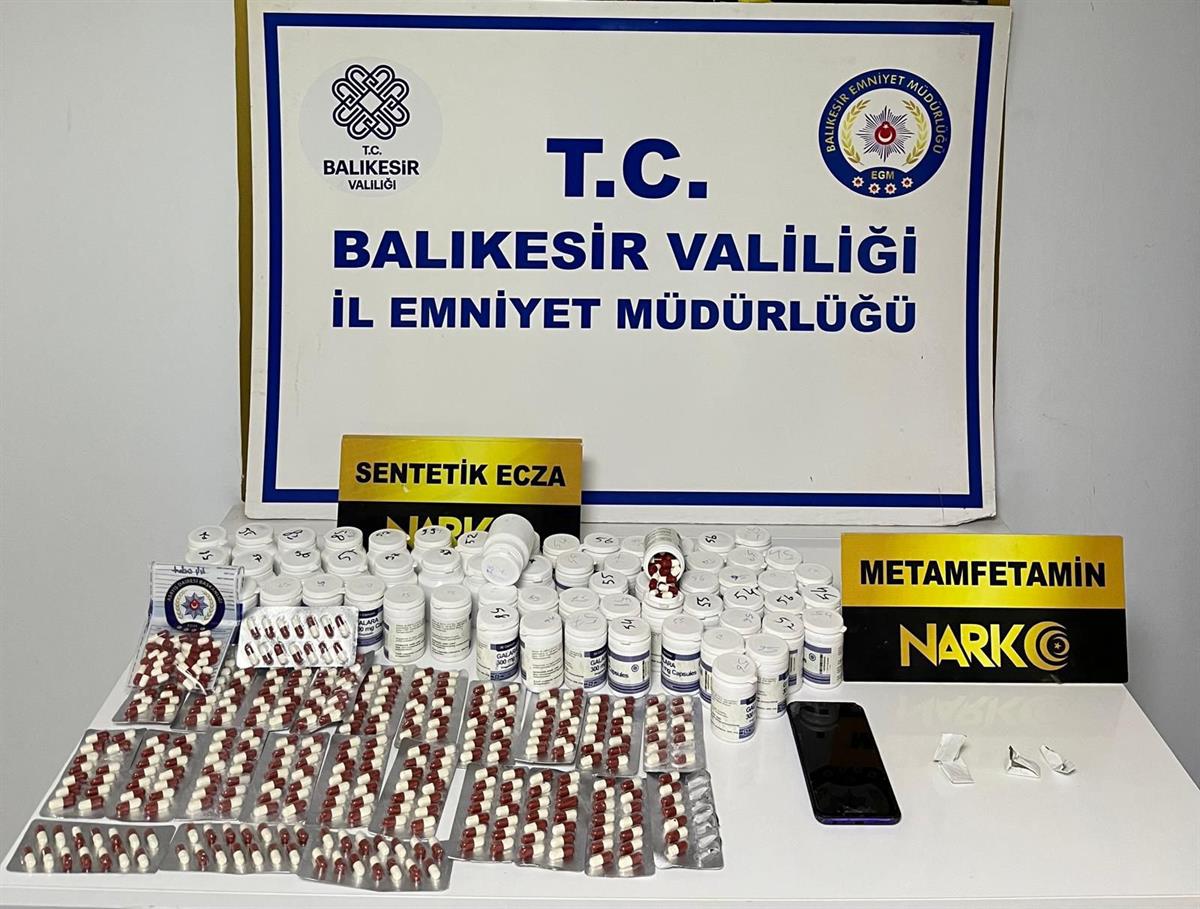 Balıkesir’in Ayvalık ilçesinde düzenlenen operasyonda, binlerce sentetik ecza hap ve