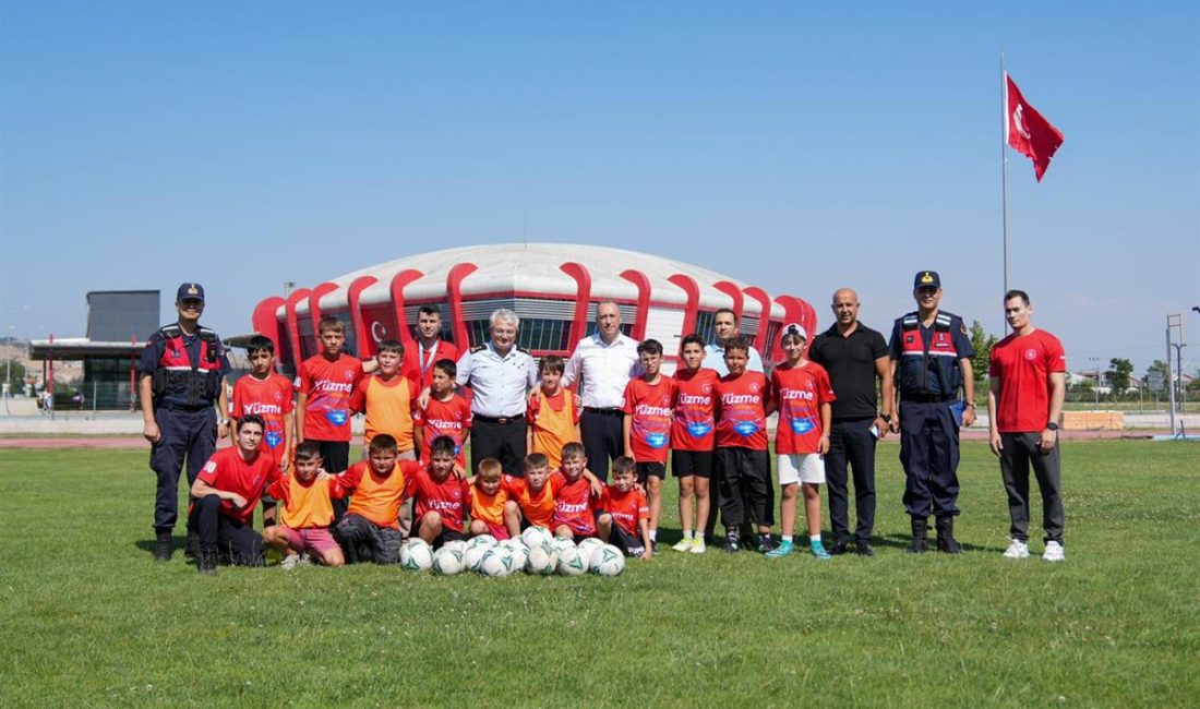 Balıkesir Jandarması’ndan geleceğe yatırım: Çocuklara spor ve eğitim desteği Balıkesir İl Jandarma Komutanlığı öncülüğünde düzenlenen “Spor Yap Genç Kal”