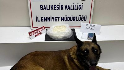 Balıkesir’in Edremit ilçesinde narkotik köpeği “Cash”in katıldığı operasyonda, 1 kilo