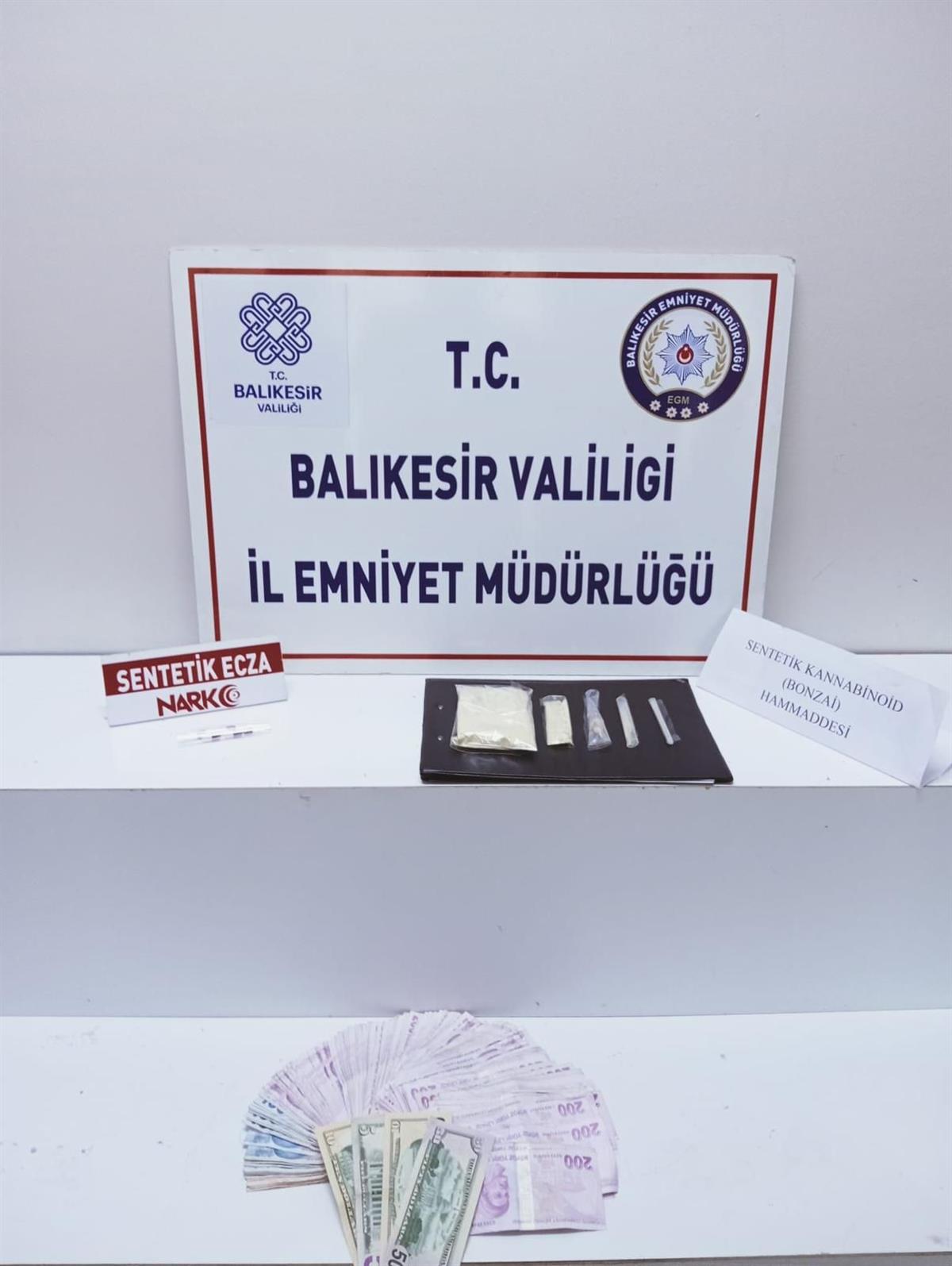 Edremit’te narkotik operasyonunda sentetik uyuşturucu ve yüklü miktarda para ele