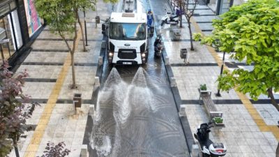 Bandırma Belediyesi, kentsel yaşam kalitesini artırma hedefiyle temizlik çalışmalarını aralıksız