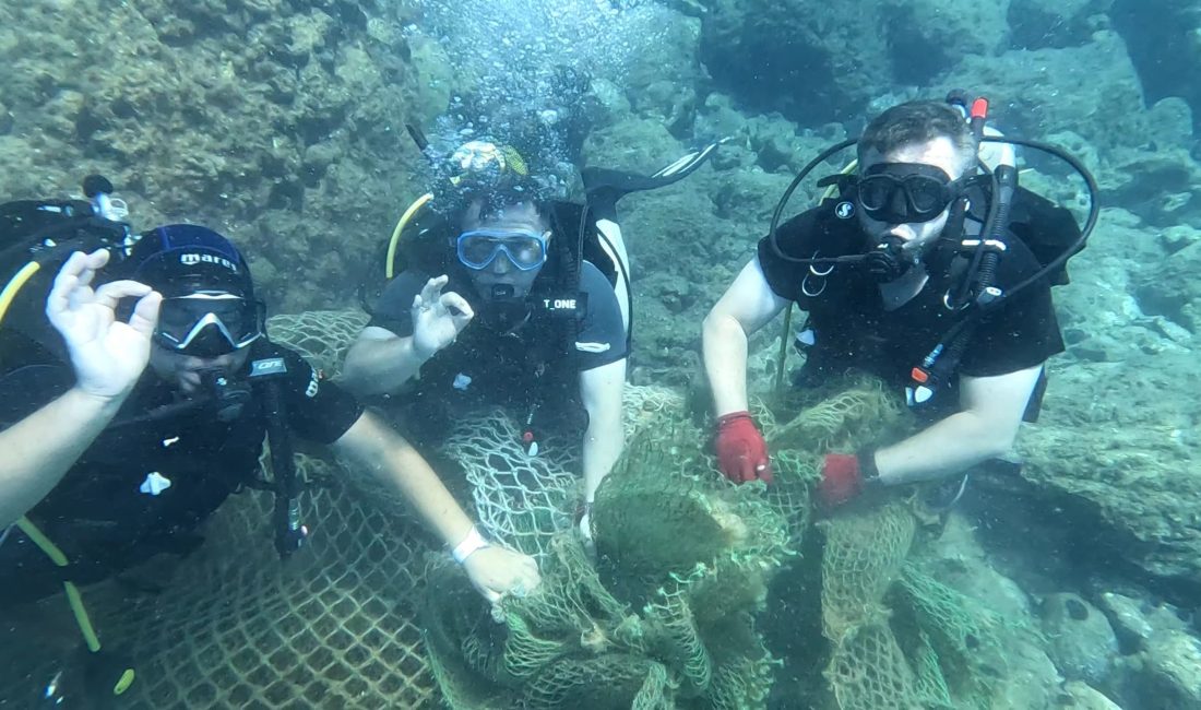 Balıkesir’in Ayvalık ilçesi açıklarında yürütülen hayalet ağ temizliği çalışmaları sırasında,