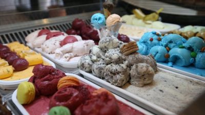 Yaz aylarında serinlemek için tercih edilen renkli açık dondurmalar, yapay