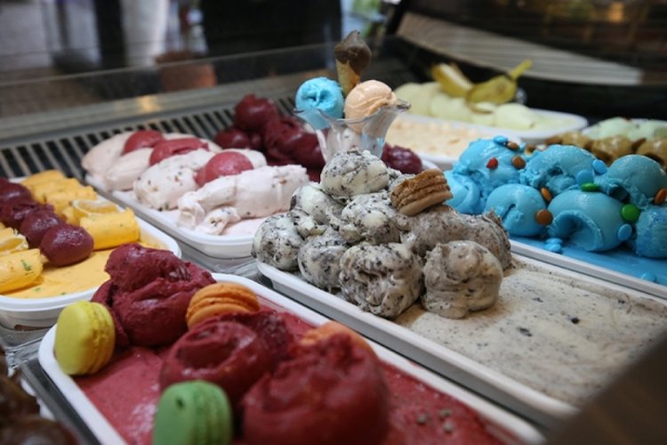 Yaz aylarında serinlemek için tercih edilen renkli açık dondurmalar, yapay